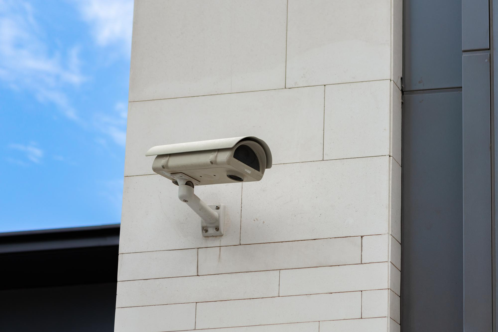 camara-vigilancia-incorporada-muro-piedra-edificio